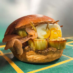 Œuf mollet, mousse de poireaux, poireaux rôtis au four, poireaux frits, pickles de moutarde – sauce : mousse de beurre citronné et truffé